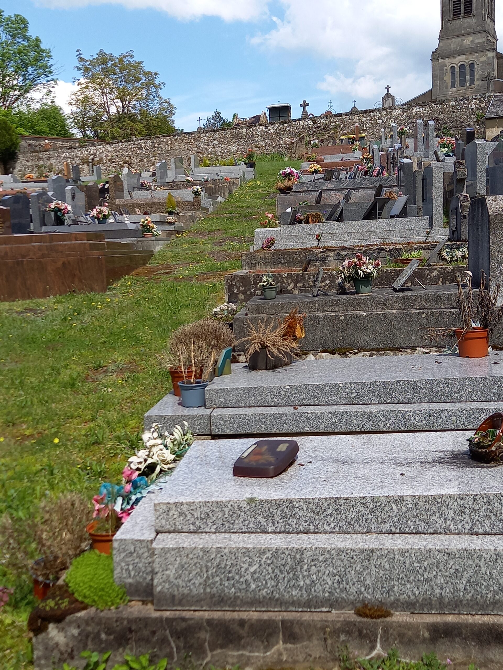 Procédure de reprise de concessions en état d’abandon au cimetière de Lormes